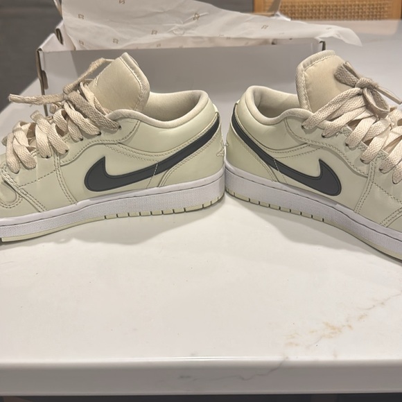 Air Jordan 1 Low - Picture 3 of 6